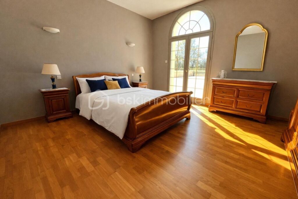 PROPRIÉTÉ 483m2 – 12 pièces – 8 chambres – 483 m²