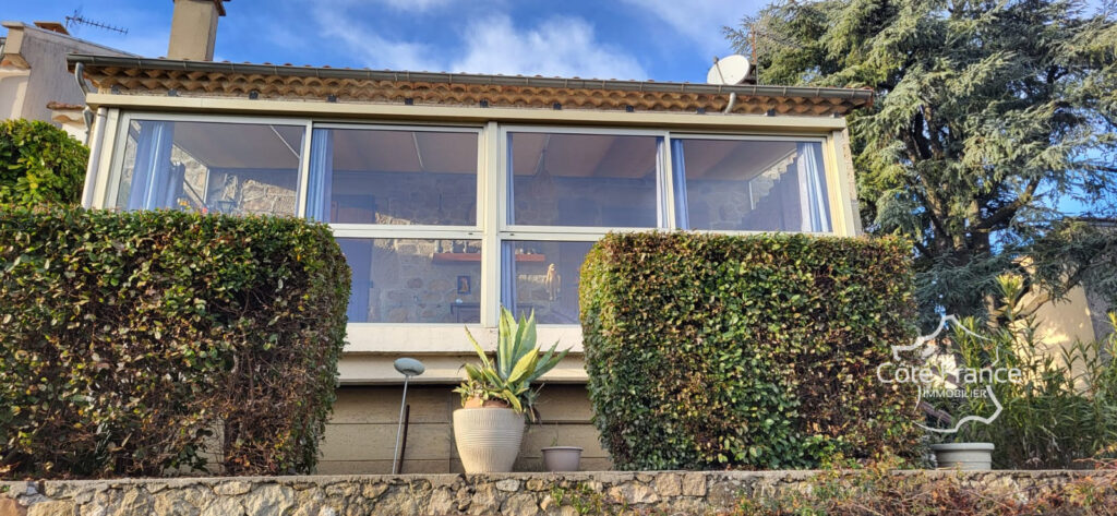 Maison de village rénovée avec dépendances et terrain attena – 6 pièces – 3 chambres – 105 m²