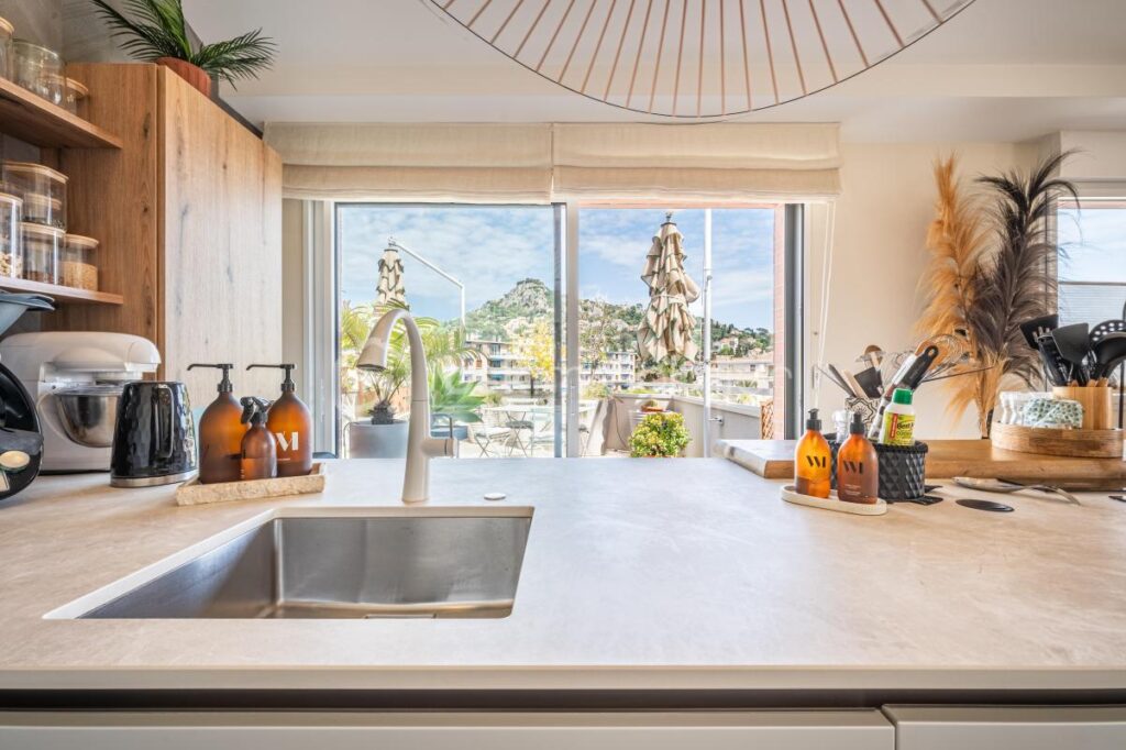 DPT VAR (83) – APPARTEMENT MODERNE ET SPACIEUX – VUE MER ET COLLINE – 4 pièces – 3 chambres – 106 m²