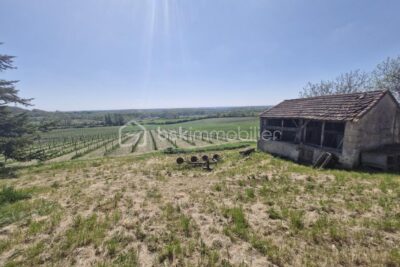 Belle maison en pierre à rénover de 150m2 avec deux dépendances de 100m2 et terrain de 47 hectares – 4 pièces – 2 chambres – 150 m²
