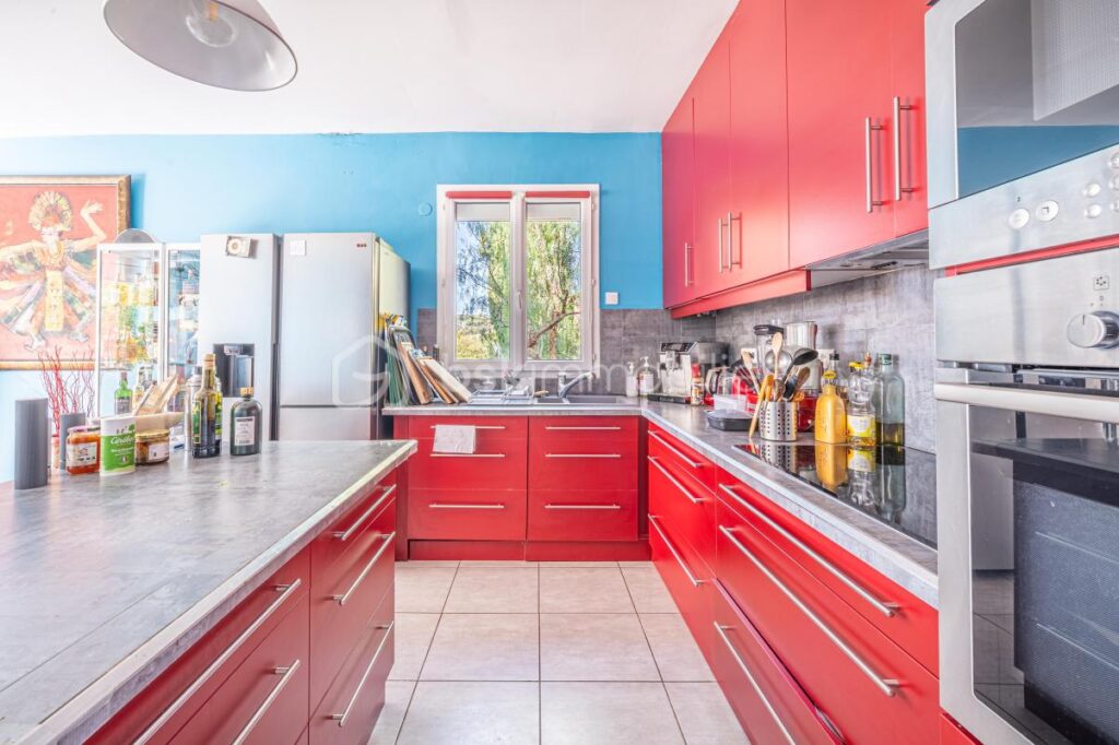 DPT VAR (83) – MAISON SPACIEUSE AVEC PISCINE et STUDIO – VUE MER – 8 pièces – 6 chambres – 172 m²