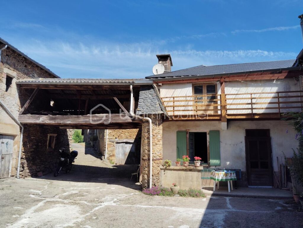 EXCEPTIONNEL ! POINT DE VUE/ESPACE/TRANQUILITE. Ancienne ferme de 1710, 275 m2 habitables, 10 chambres, 2.7 ha et de nombreuses dépendances – 11 pièces – 10 chambres