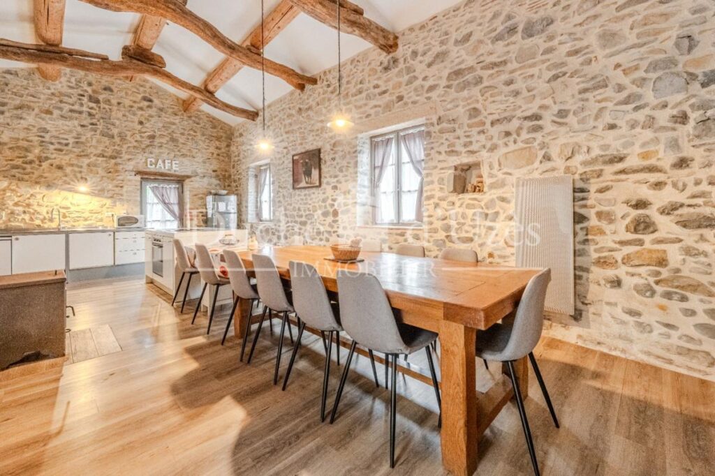 Maison – 12 pièces – 10 chambres – 280 m²