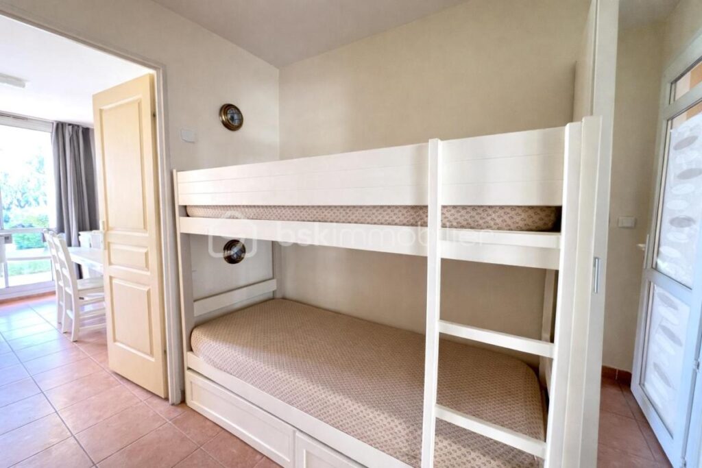 Mandelieu-la-Napoule – Studio 24,50 m² avec coin nuit – Résidence avec piscine – Proche plages – 1 pièce – NR chambres – 24 m²