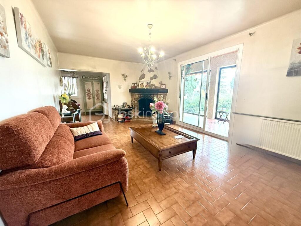 🏡À VENDRE VILLA DE 130 M2 + GRANDE VÉRANDA AVEC VUE PANORAMIQUE – GARAGE ET ABRIS DE JARDIN – FORT POTENTIEL SUR 1060 M2 DE TERRAIN – VALENSOLE – PRIX 305 000 € 🌿✨ – 5 pièces – 3 chambres – 130 m²