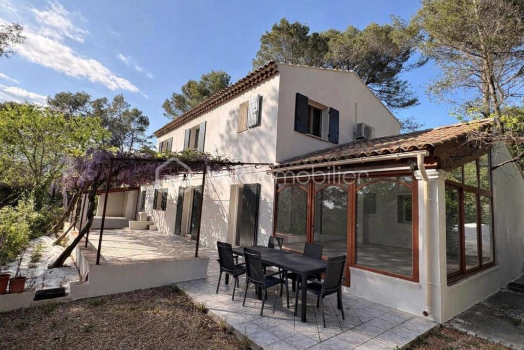 MAISON FAMILIALE 190 M2 – TARADEAU – 8 pièces – 5 chambres – 190 m²