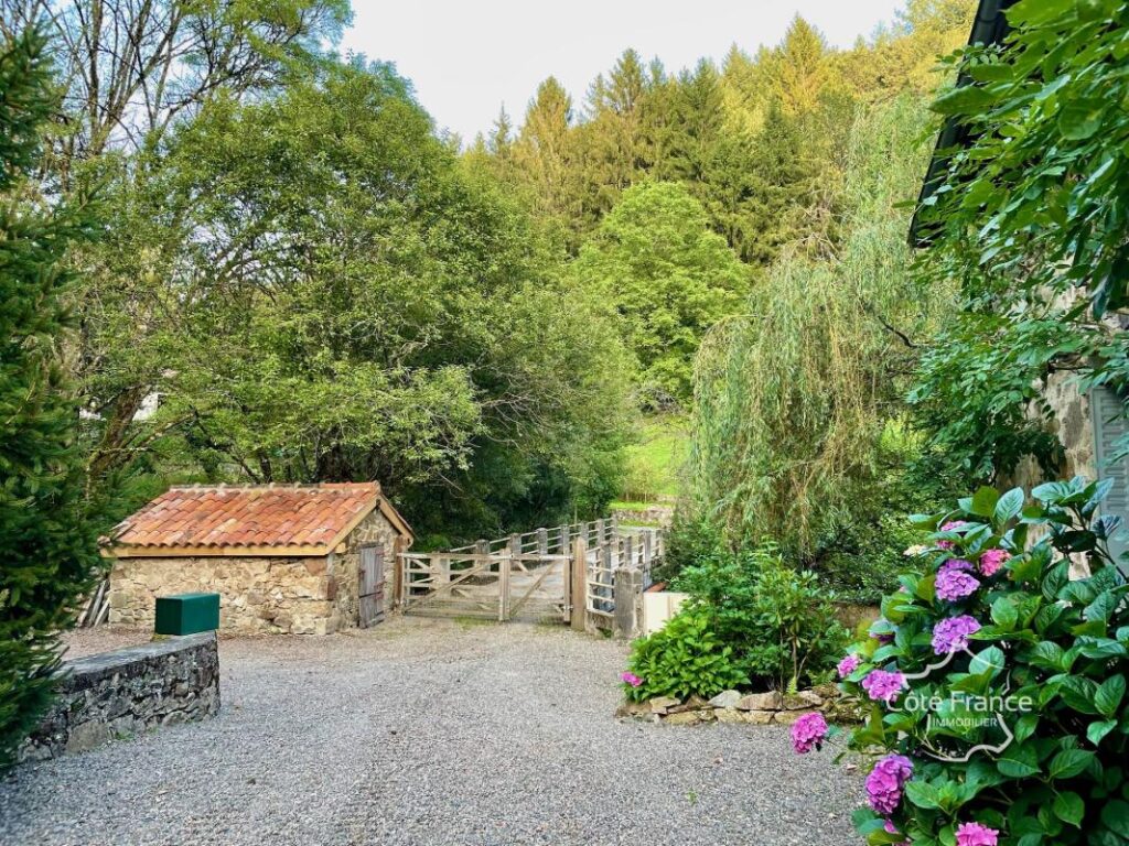 Ancien moulin renové avec grange et terrain à Boisset 15600 – 5 pièces – 4 chambres