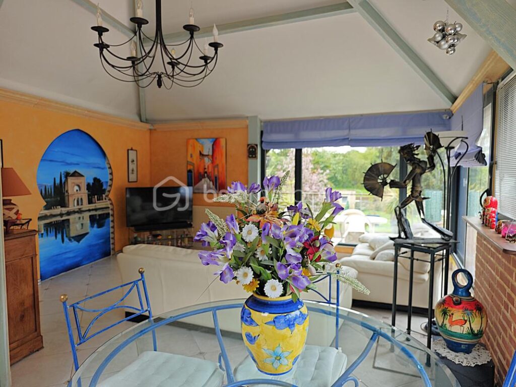 À 10 minutes de RAMBOUILLET, propriété de 220m²habitable sur terrain de 940m² avec une magnifique piscine de 5 M par 10 M – 4 pièces – 3 chambres – 171 m²