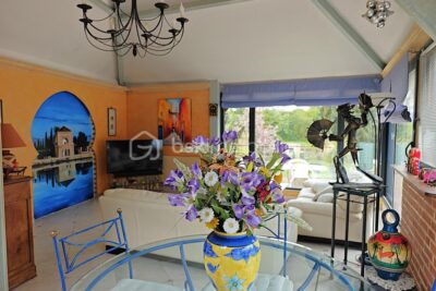 À 10 minutes de RAMBOUILLET, propriété de 220m²habitable sur terrain de 940m² avec une magnifique piscine de 5 M par 10 M – 4 pièces – 3 chambres – 171 m²