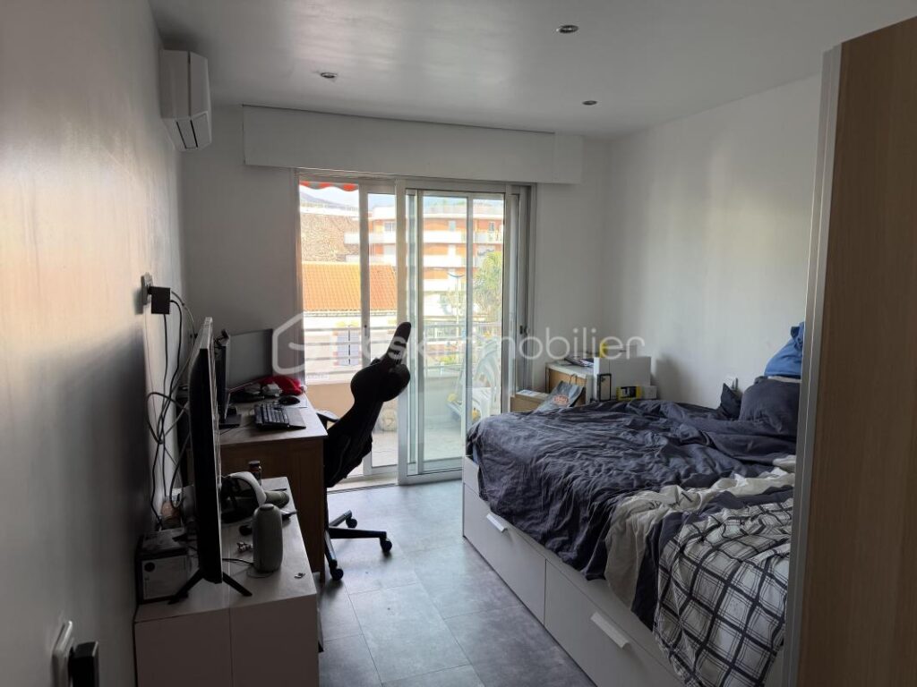 Cavalaire-sur-Mer (83240) – Appartement T4 traversant de plus de 84m2 en Centre Ville, à 150 m du bord de Mer – 4 pièces – 3 chambres – 84 m²
