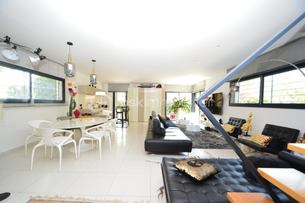 Belle villa avec jardin, garage et piscine – 5 pièces – 3 chambres – 180 m²