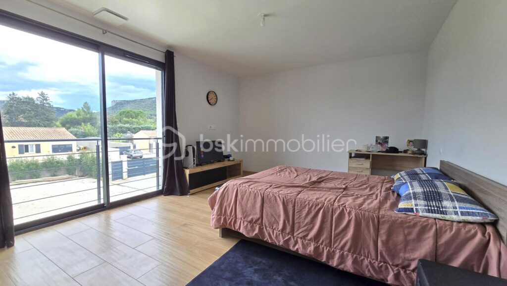 Villa contemporaine avec suite parentale en RDC, piscine, garage et grand jardin – 6 pièces – 4 chambres – 188 m²