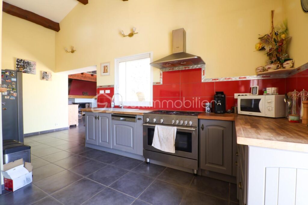 Villa Familiale 140 m², 3 Chambres, Piscine, Jacuzzi et Grand Garage – 5 pièces – 3 chambres – 140 m²