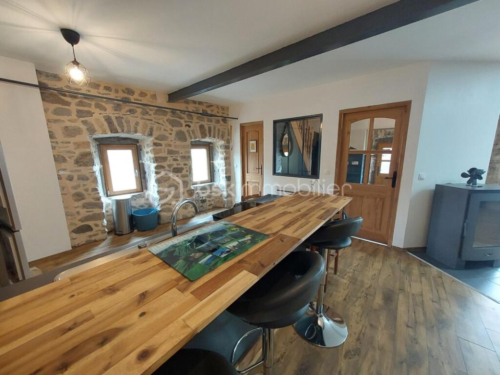 Ancienne grange rénovée avec vue dégagée – Fort potentiel en gîte – Freydefont (Saint-Nectaire) – 6 pièces – 4 chambres – 128 m²