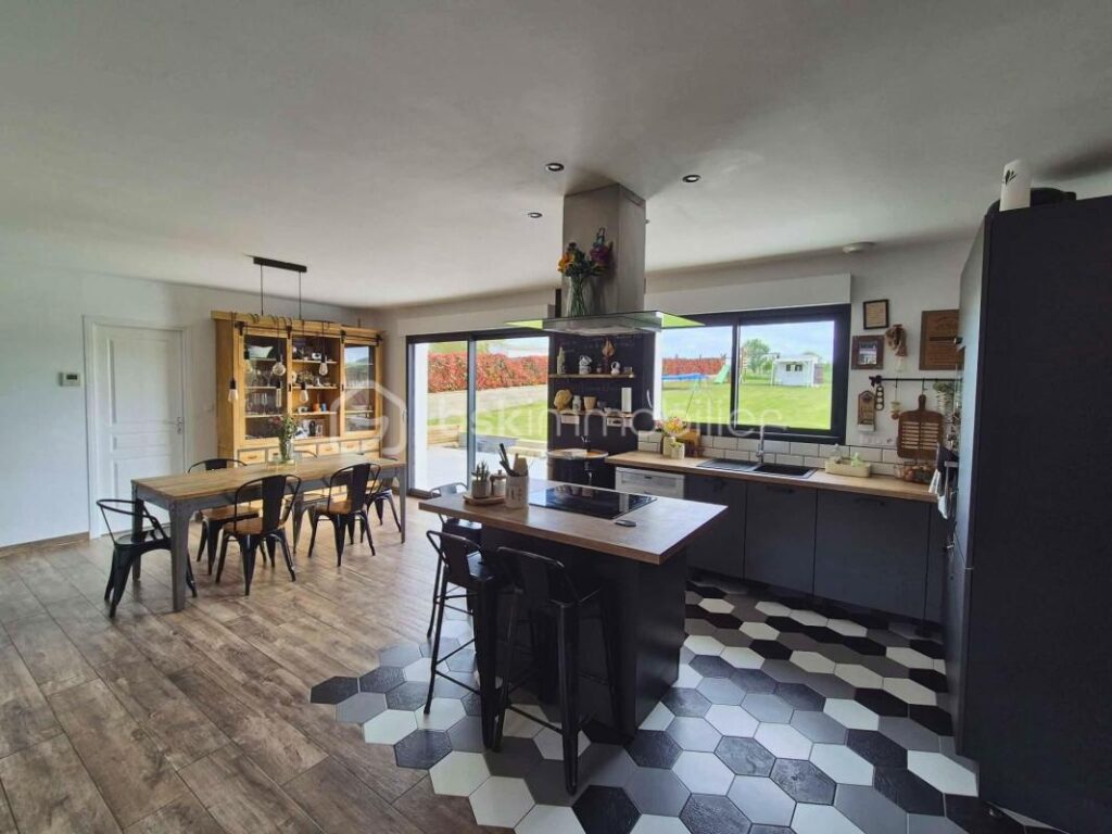 Exclusivité Maison contemporaine de 2018 – 154 m² – DPE A – Plain pied et Suite parentale – Terrain 1 139 m² – Garage – 6 pièces – 5 chambres – 154 m²