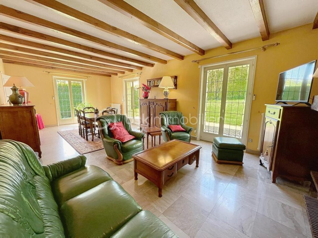 PAVILLON SUR SOUS SOL COMPLET – 8 pièces – 4 chambres – 178 m²