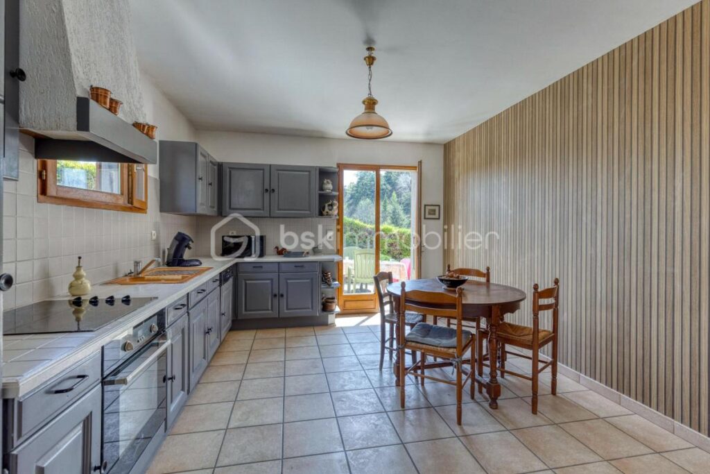 PRUNIERES 38350 – VILLA individuelle de PLAIN PIED de 124m² – 3 CHAMBRES, COMBLES à aménager. VUE EXCEPTIONNELLE, CADRE NATUREL privilégié – 5 pièces – 3 chambres – 124 m²