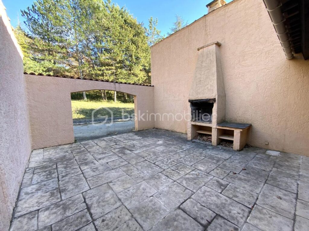 Maison traditionnelle de plain-pied de 133 m² – 6 pièces – 4 chambres + Grand Garage + Patio, sur un terrain de 4 000 m² – 6 pièces – 4 chambres – 133 m²