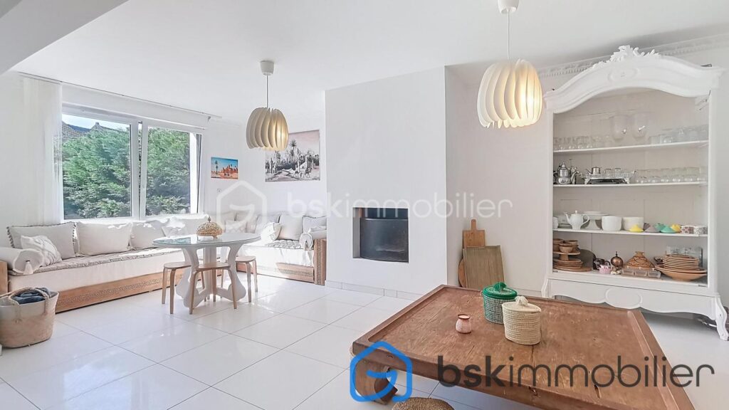 Maison INDIVIDUELLE LOCAL profession libérale – 8 pièces – 4 chambres – 210 m²