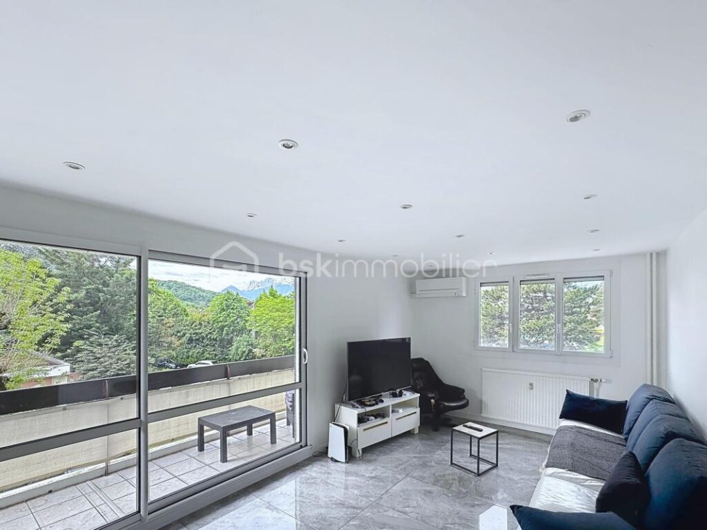 Appartement de 83 m2 avec terrasse – 4 pièces – 3 chambres – 82 m²