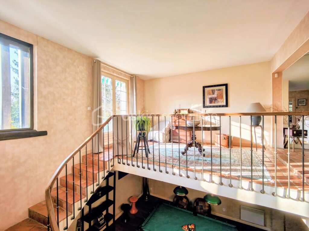 Au calme, grande maison familiale 6 ch av jardin clos arboré, terrasse et piscine couverte – 15 pièces – 6 chambres – 390 m²