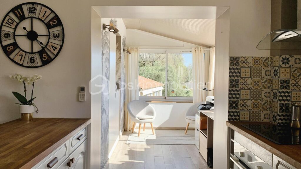 A Villeneuve-Loubet – Appartement 3 pièces atypique avec jardin de 200 m² et aperçu mer – 3 pièces – 2 chambres – 63 m²