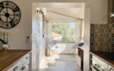 A Villeneuve-Loubet – Appartement 3 pièces atypique avec jardin de 200 m² et aperçu mer – 3 pièces – 2 chambres – 63 m²