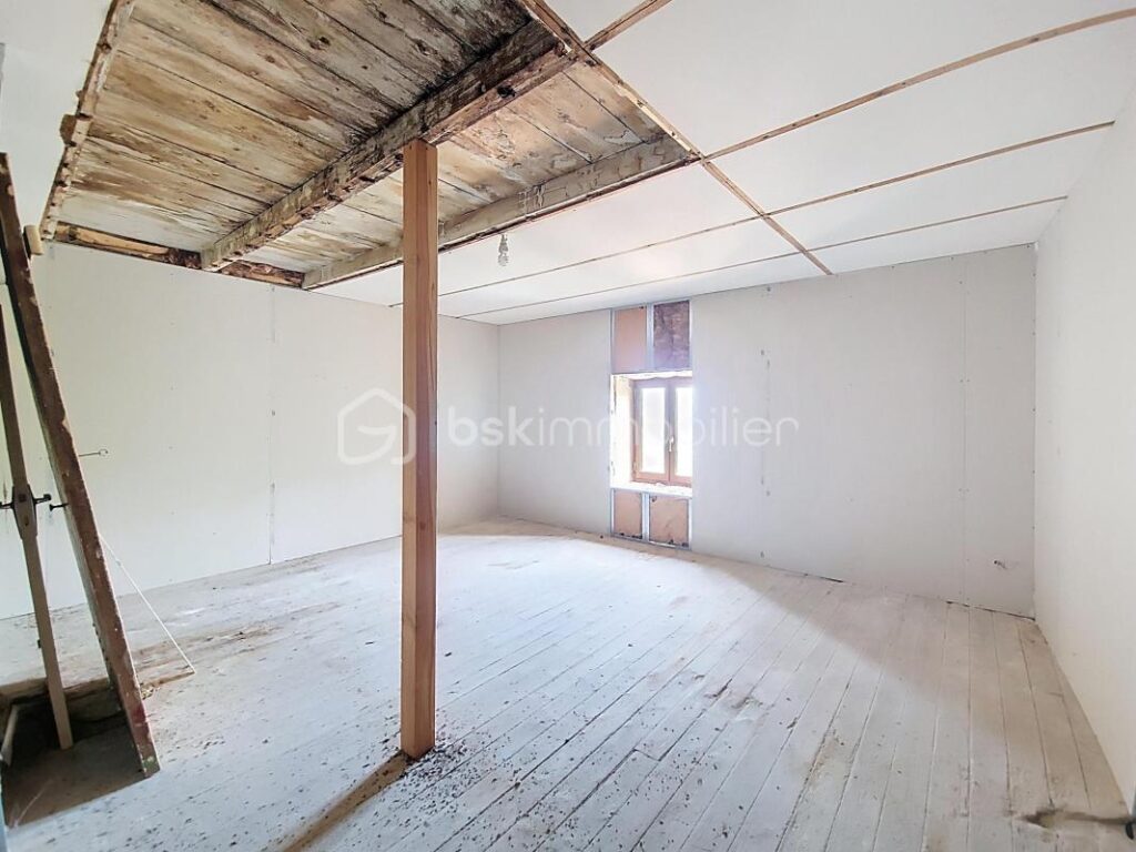 Maison à rénover avec fort potentiel – Le Perréon – Dépendances + terrain – 4 pièces – 3 chambres – 132 m²