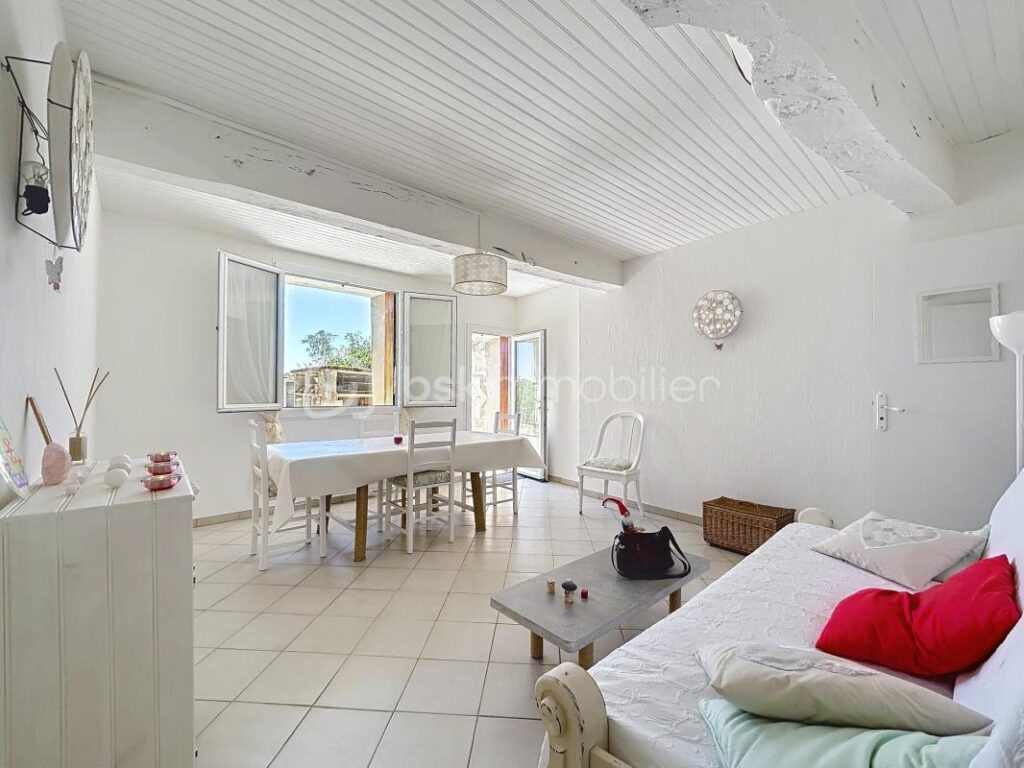 Maison à saisir – 4 pièces – 1 chambre – 85 m²
