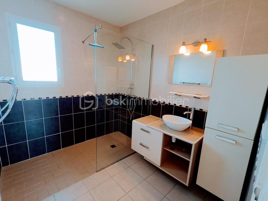 Pavillon plain-pied 3 chambres de 93m², garage, terrain 719m² – 4 pièces – 3 chambres – 92 m²