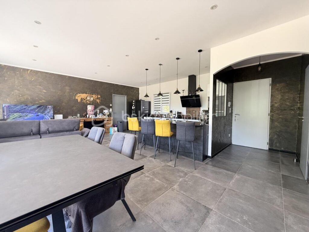 À VENDRE VILLA MODERNE 89M2 – 3 CHAMBRES + GARAGE – SUR 750 M2 DE TERRAIN À GRÉOUX LES BAINS – 4 pièces – 3 chambres – 88 m²