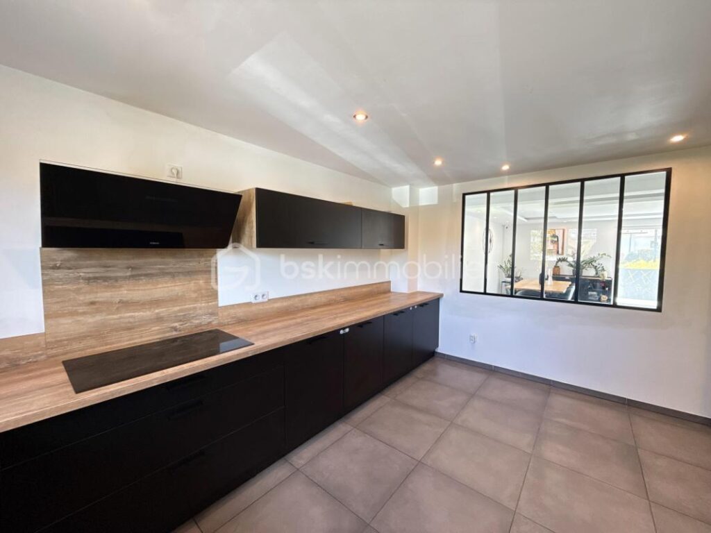 Maison contemporaine 2015 – 140m2 – 5,12 ares de terrain – 5 pièces – 4 chambres – 140 m²