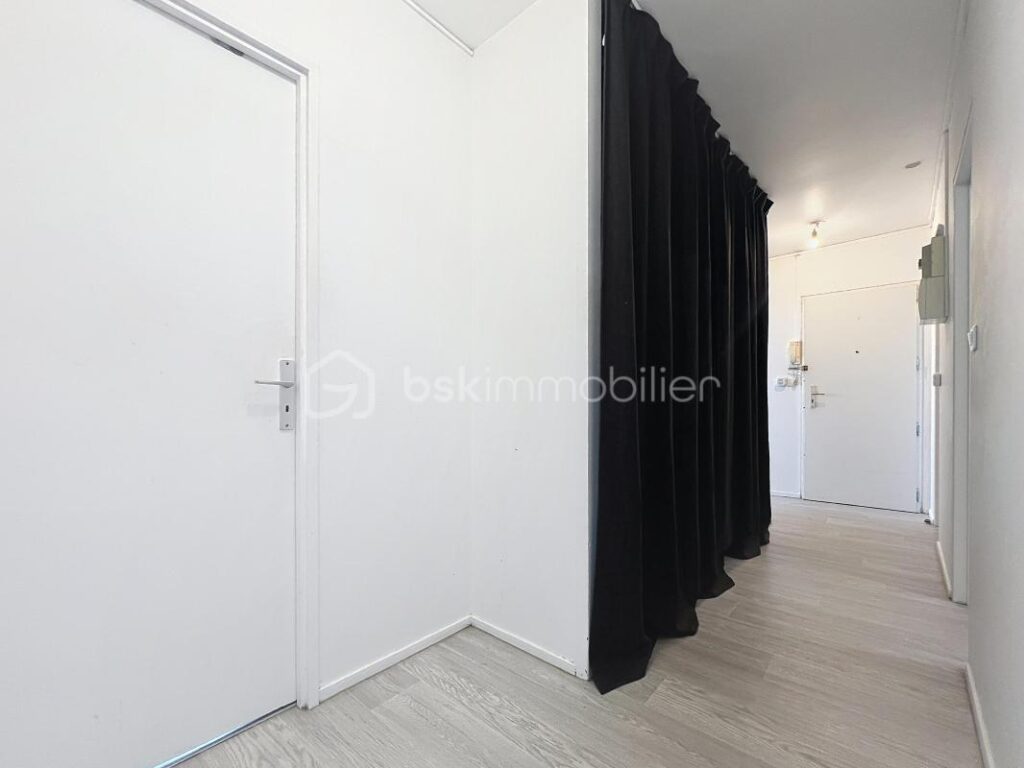 RARE EN CENTRE-VILLE – APPARTEMENT 3 PIÈCES RÉNOVÉ AVEC PARKING ET VUE SEINE – 3 pièces – 2 chambres – 64 m²