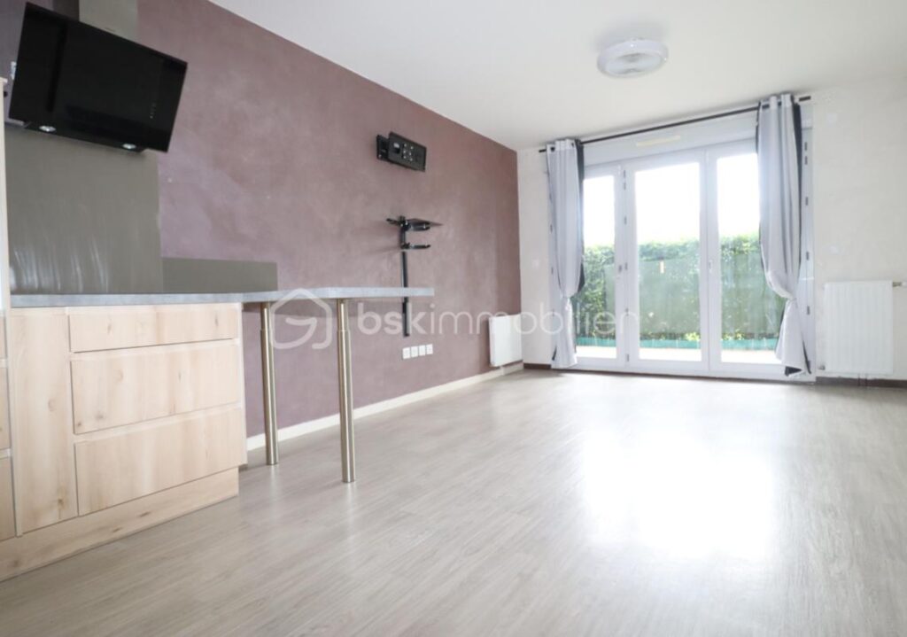AGREABLE APPARTEMENT TRAVERSANT ET LUMINEUX ( 3 pieces 53 m² ) AVEC PLACE DE PARKING PRIVATIVE – 3 pièces – 2 chambres – 53 m²