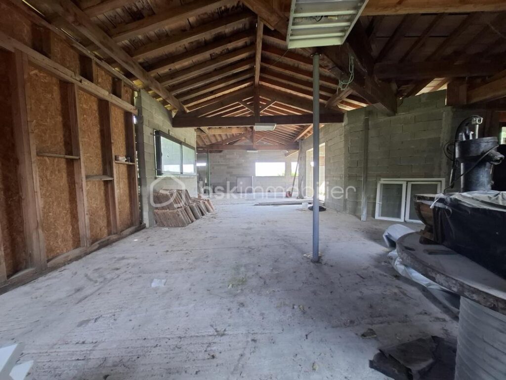 Maison à terminer de 160 m² – Vue campagne – Pessac-sur-Dordogne (33890) – 1 pièce – 4 chambres – 160 m²