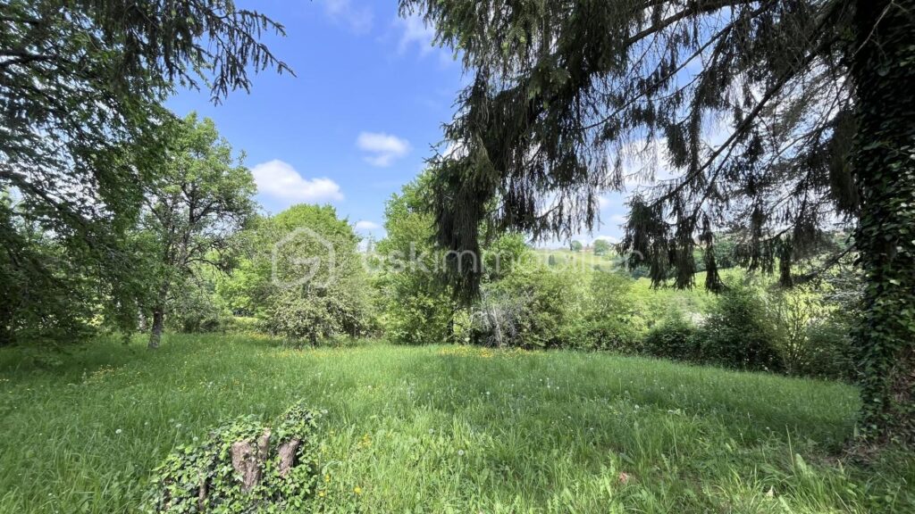 Terrain avec vue sur la campagne – Cadre verdoyant et préservé – NR pièces – NR chambres – 1587 m²