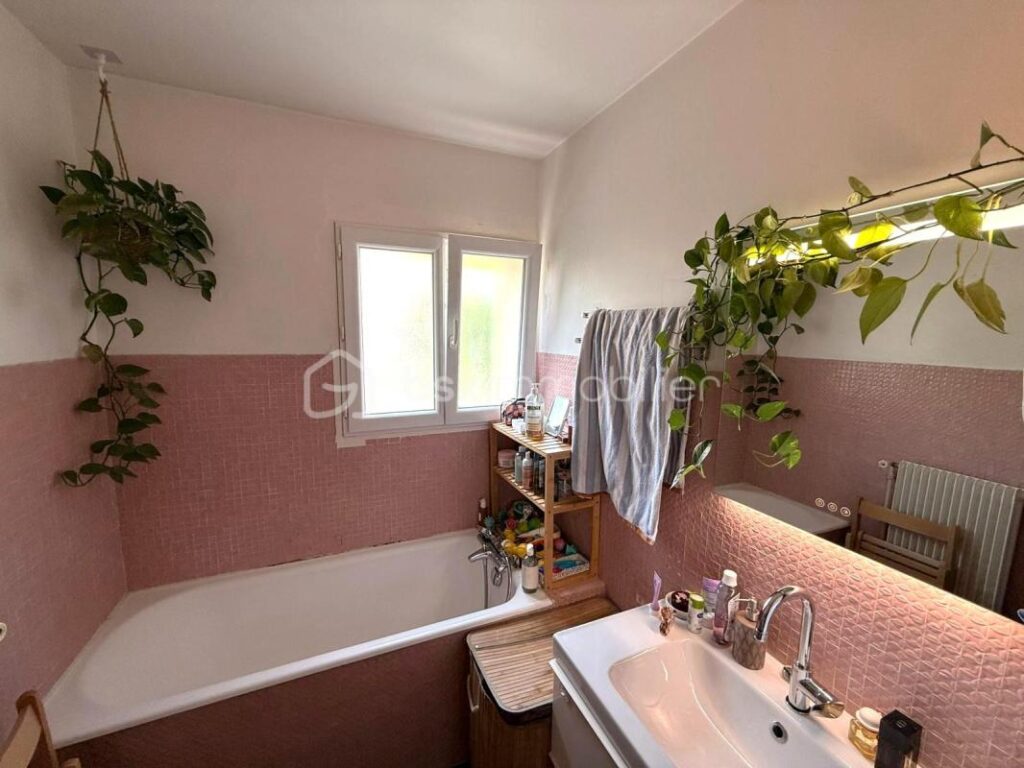 Pantin — Appartement 4 pièces traversant 69,47 m², en parfait état, balcon, cave et parking – 3 pièces – 2 chambres – 69 m²