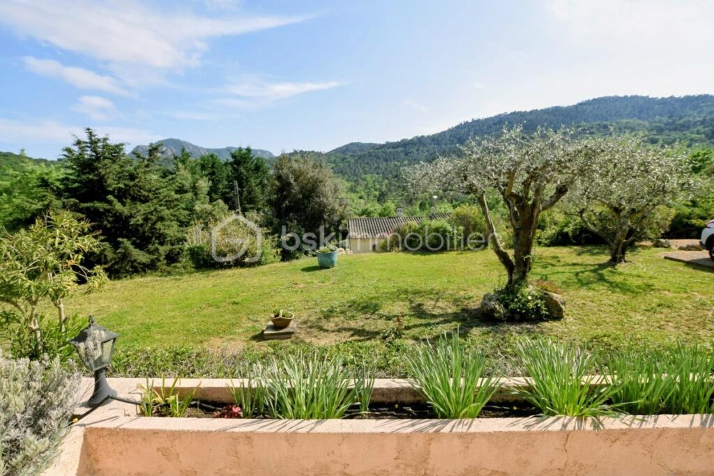Superbe villa de 148 m2 sur une terrain de 2400 m2 – 5 pièces – 4 chambres – 148 m²