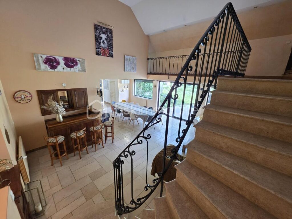 Propriété d’exception 16 pièces 7 chambres à Sens 5 minutes de la gare qui mène à Paris Bercy en 54 minutes – 16 pièces – 6 chambres – 367 m²