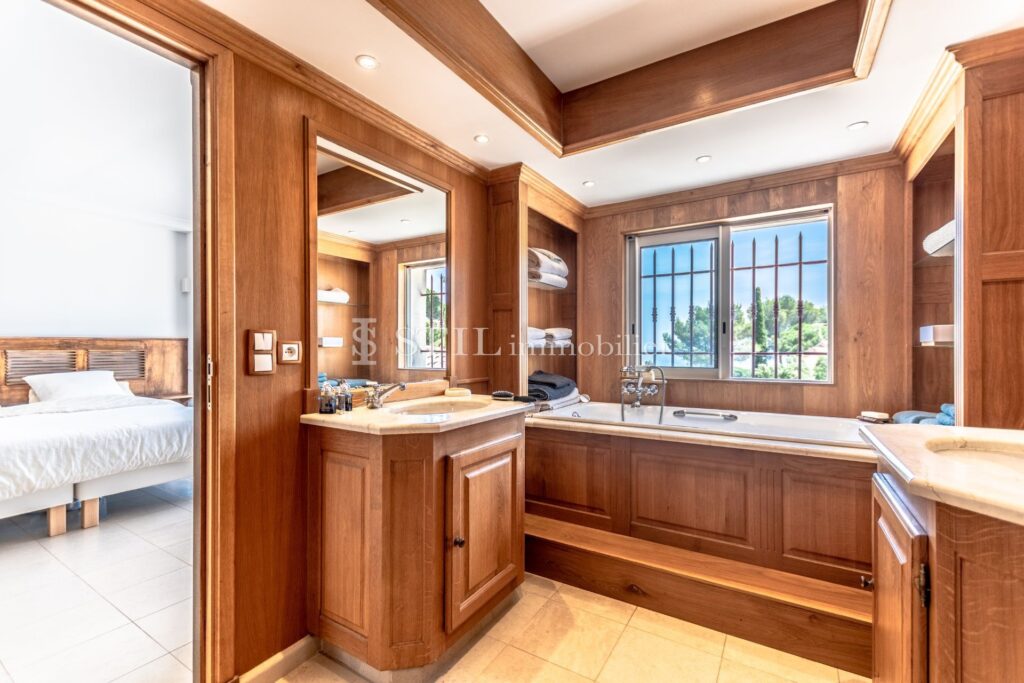 vente villa 8 Pièce(s) – 8 pièces – 6 chambres – 370.00 m²