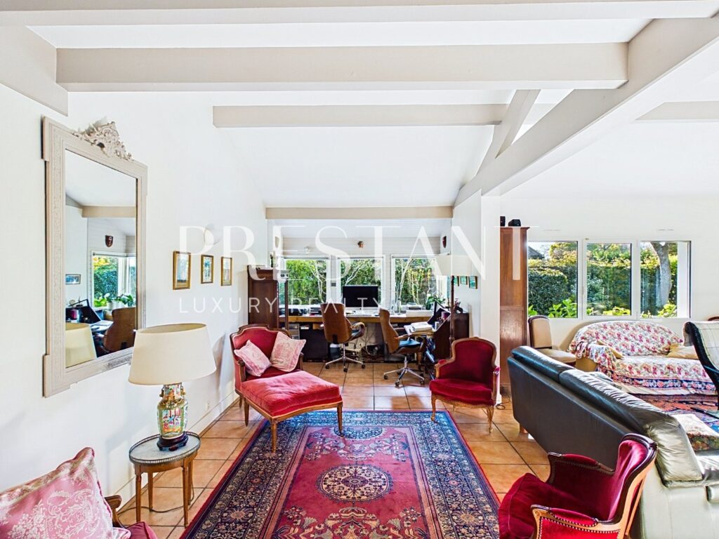 Maison – 5 pièces – 3 chambres – 161 m²