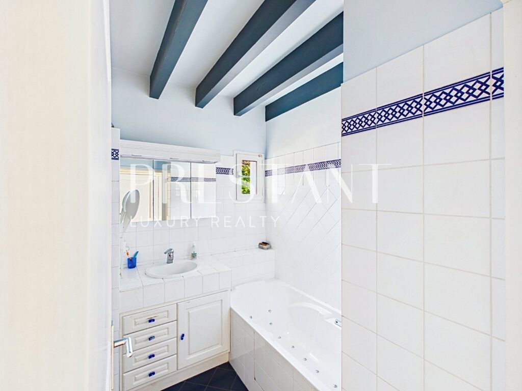 Maison – 5 pièces – 3 chambres – 161 m²