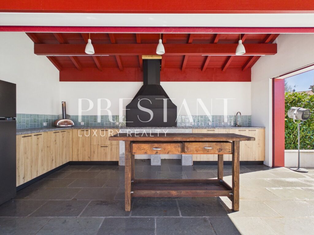 Maison – 9 pièces – 5 chambres – 375 m²