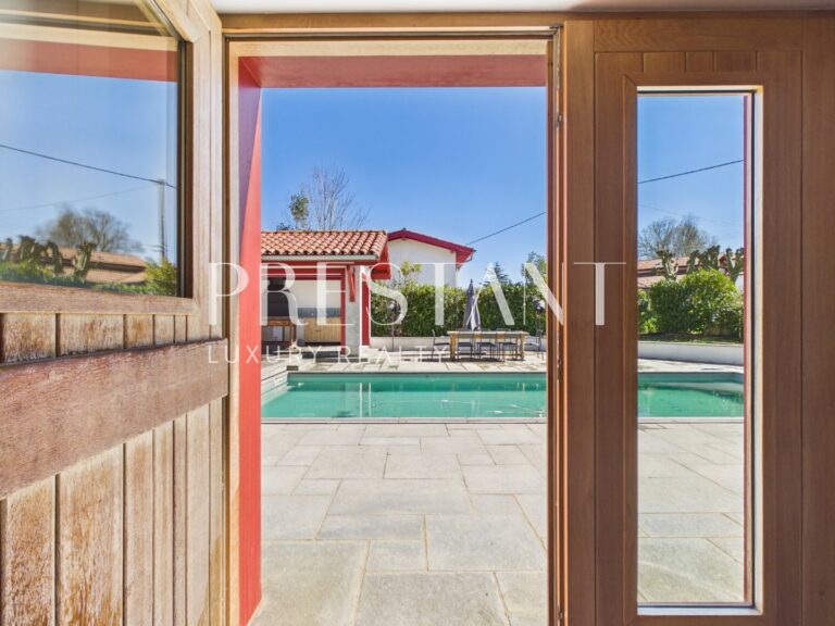 Maison – 9 pièces – 5 chambres – 375 m²