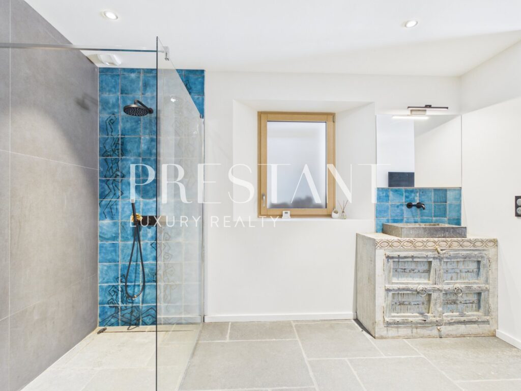 Maison – 9 pièces – 5 chambres – 375 m²