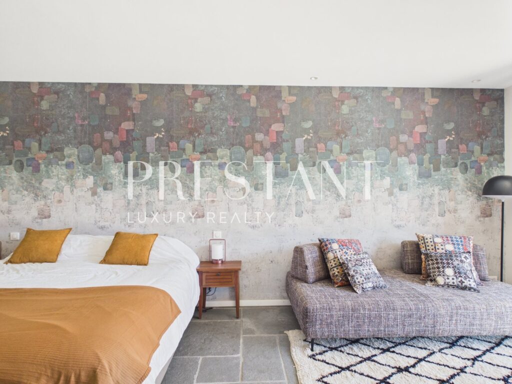 Maison – 9 pièces – 5 chambres – 375 m²