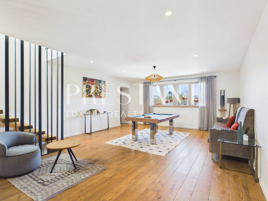 Maison – 9 pièces – 5 chambres – 375 m²