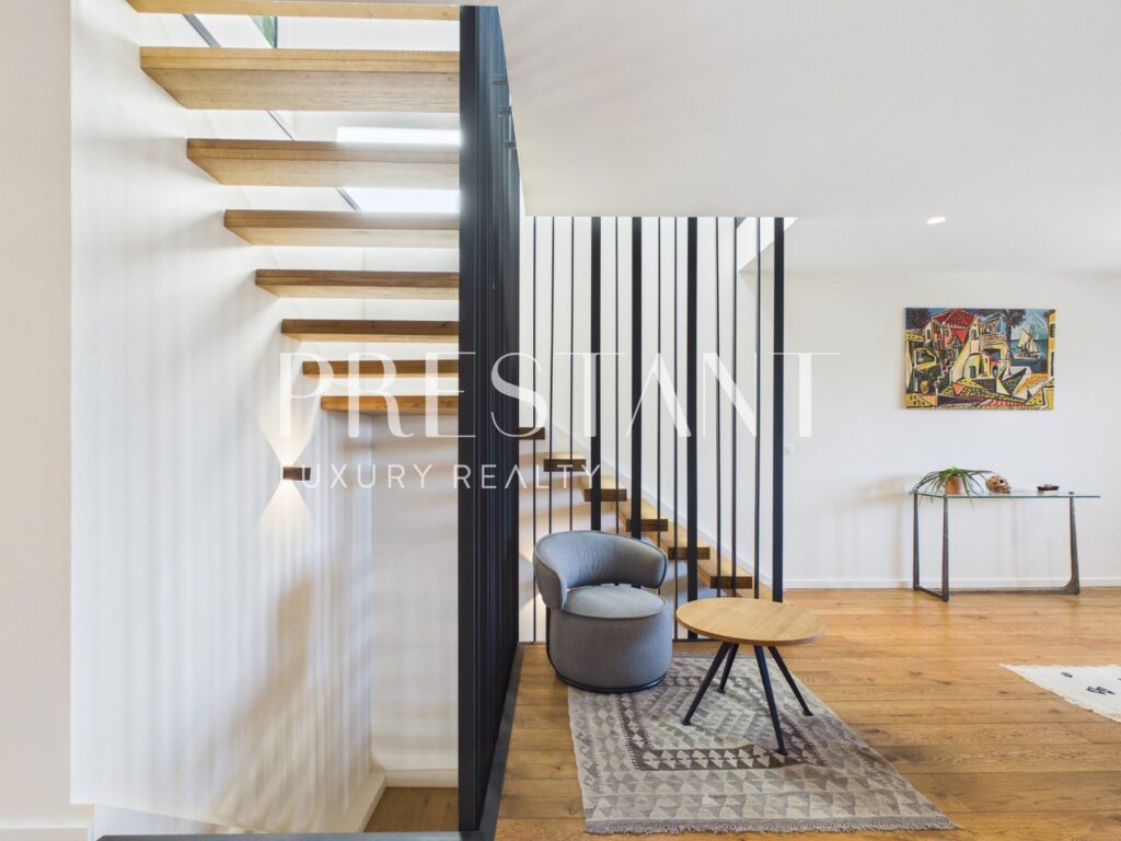 Maison – 9 pièces – 5 chambres – 375 m²