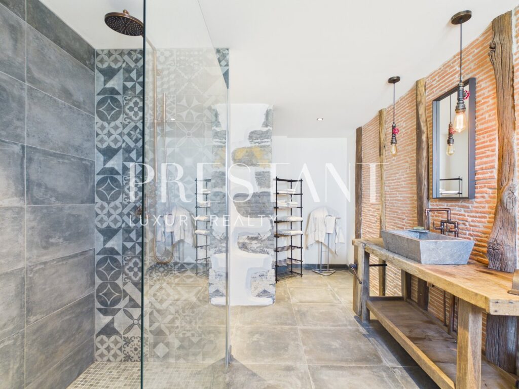 Maison – 9 pièces – 5 chambres – 375 m²