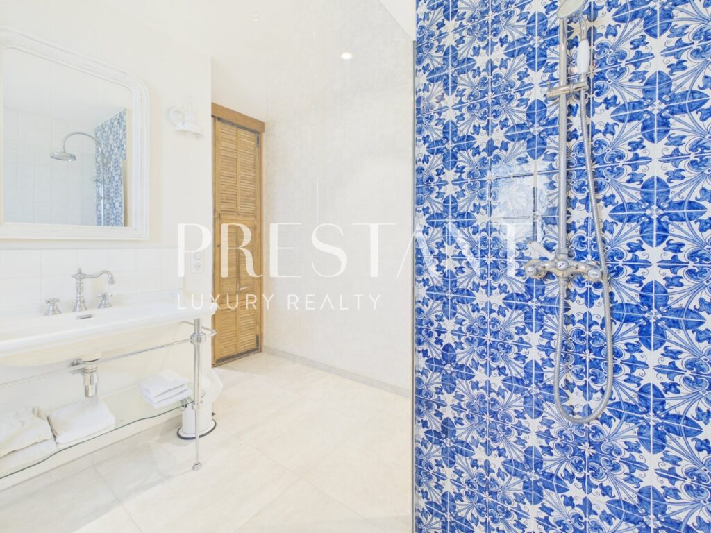 Maison – 9 pièces – 5 chambres – 375 m²